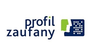 Grafika przedstawia logo &bdquo;Profil Zaufany&rdquo;. Po lewej stronie znajduje się napis &bdquo;profil zaufany&rdquo; zapisany małymi literami w ciemnoniebieskim kolorze, czcionką bezszeryfową. Kropka nad literą &bdquo;i&rdquo; w słowie &bdquo;profil&rdquo; jest zielona, co dodaje akcentu kolorystycz